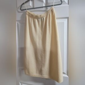 Soft renée tener for Jeanne Pierre knit skirt. Made with lambswool blend, Size M